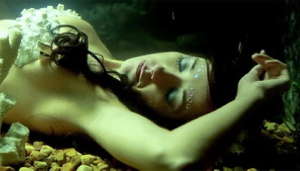 Octavia le Canta a una Sirena