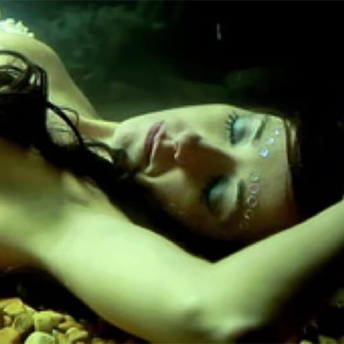 Octavia le Canta a una Sirena